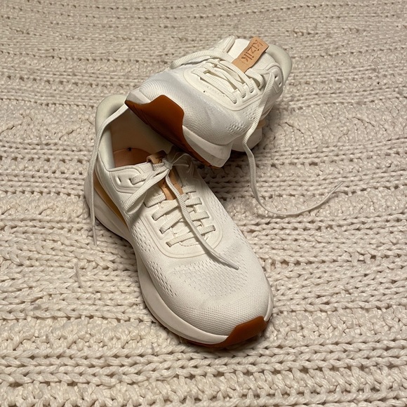 Kizik Slip On Women's Athletic Shoes - White Peach - Picture 7 of 7